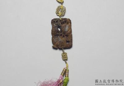 图片[2]-Carved agarwood scent pendant with the three symbols of abundance, Qing dynasty (1644-1911)-China Archive